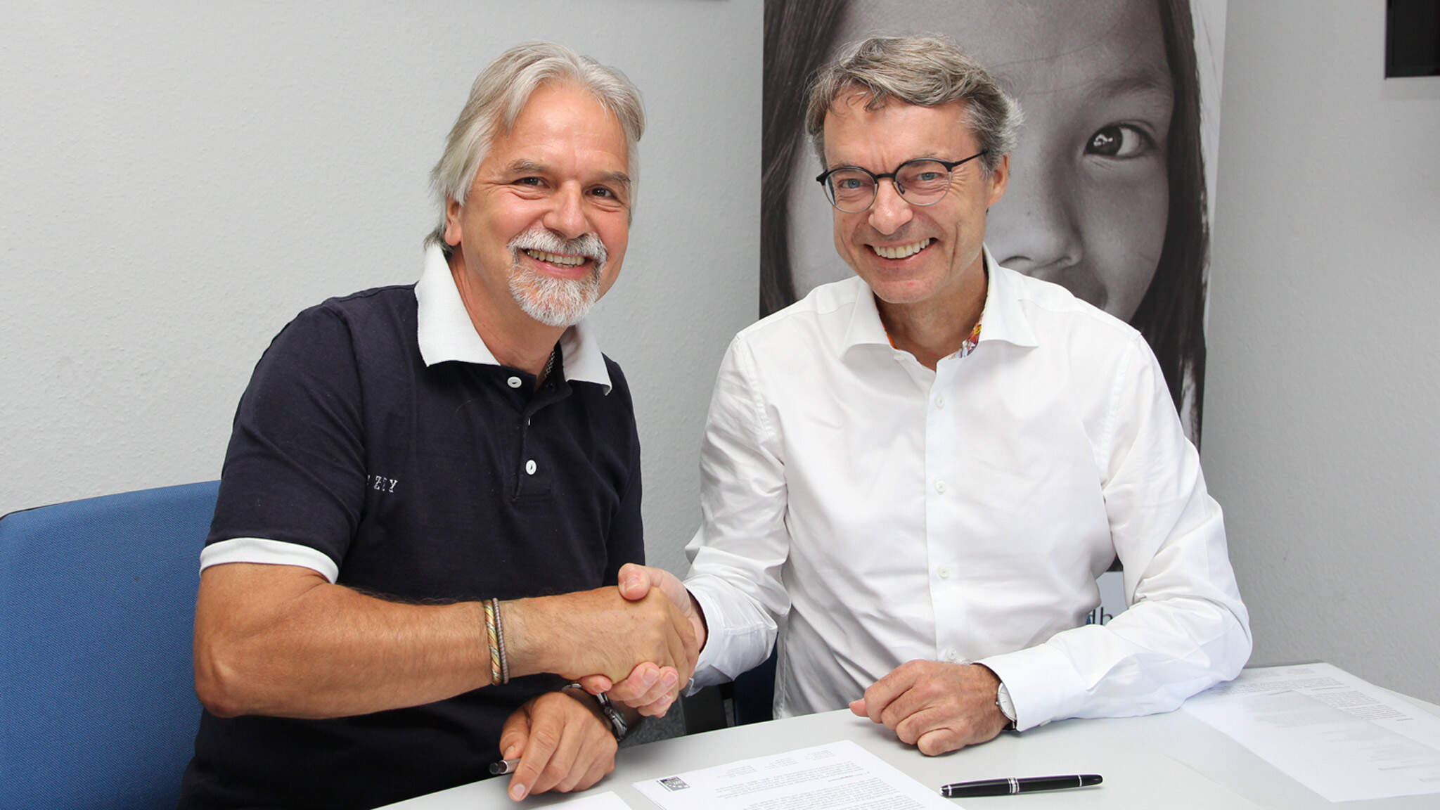 terre des hommes의이사회대변인 Albert Recknagel(왼쪽)와 DACHSER의 CEO Bernhard Simon(오른쪽)